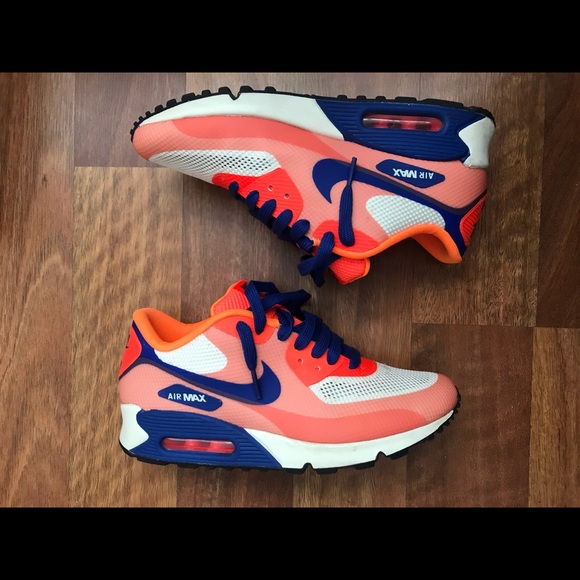 Nike Shoes - NIKE Air Max 90